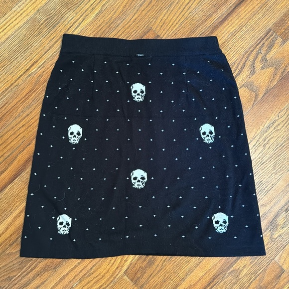 Knitted Black and White Skull Skirt - Picture 2 of 6